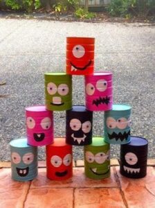 Jogo de lata com estampas de monstros