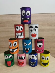 Jogo de lata com estampas de monstros