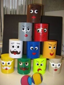 Jogo de lata com estampas de caras divertidas
